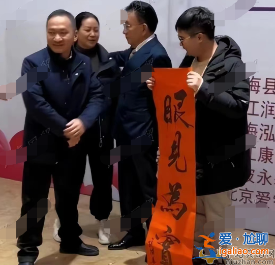 76岁侯耀华近照曝光惹争议!和女粉丝贴身合影眉目传情 网友老不正经