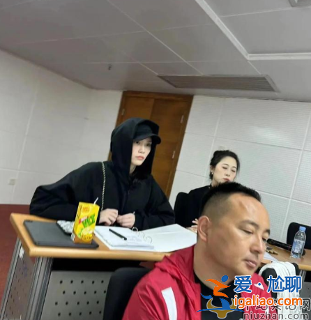 奚梦瑶近况曝光!回香港婆家独自带娃 一人外出买菜背旧包