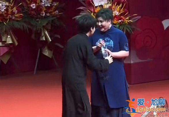 郭德纲老婆王惠近照曝光!染绿头发容貌大变 郭麒麟叫妈显谦卑
