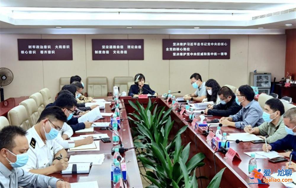 深圳龙岗70后女副区长白发照走红 是否“挑染”都无可厚非？