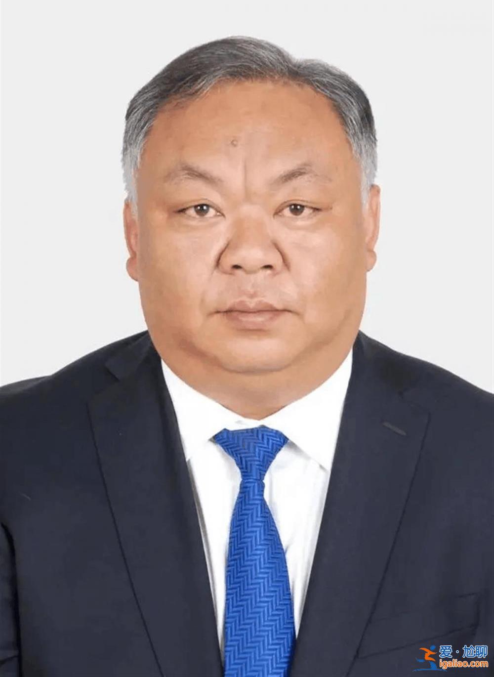 深圳龙岗70后女副区长白发照走红 是否“挑染”都无可厚非？
