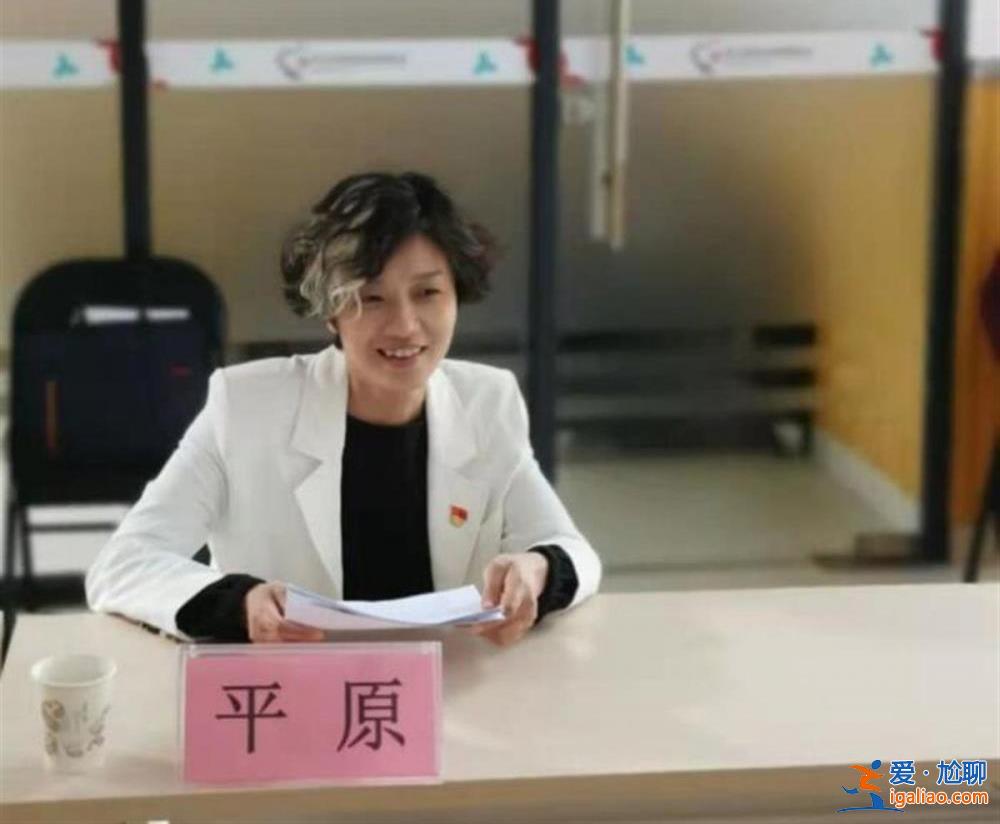 深圳龙岗70后女副区长白发照走红 是否“挑染”都无可厚非？