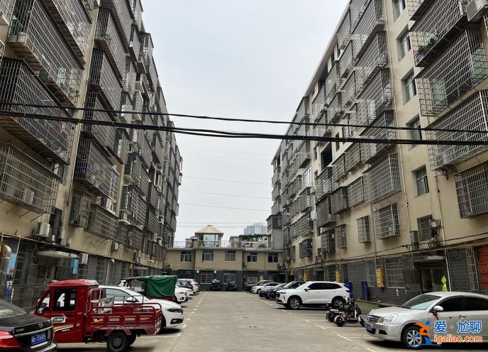 有居民已开始加固自家防护窗？