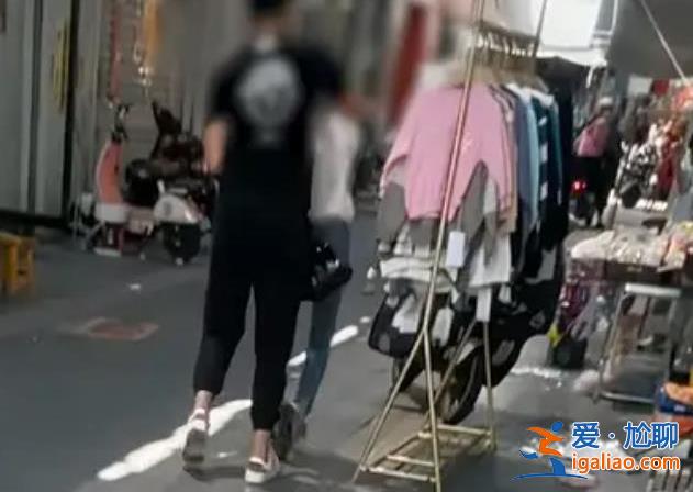女子被男子当街薅头发拖行殴打 路人纷纷上前制止？