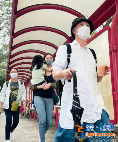 张卫健与张茜离婚了吗?张卫健携神秘母女游船神情紧张，疑有私生子