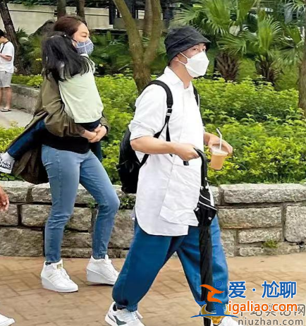 张卫健与张茜离婚了吗?张卫健携神秘母女游船神情紧张，疑有私生子