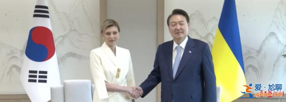 美国援乌资金将耗尽！乌总统夫妇一个去欧洲要战机 一个去韩国要地雷探测器？