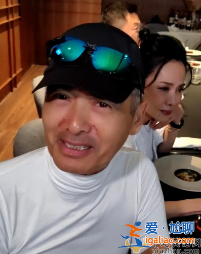 周润发袁咏仪关系怎么样?庆生现场搂抱袁咏仪索吻，发嫂不悦
