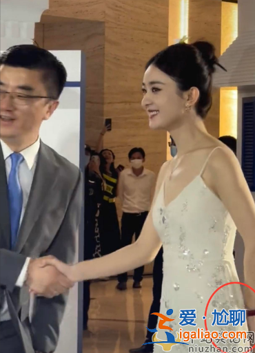 赵丽颖和冯绍峰复婚是真的吗?近况曝光险被高管搂腰