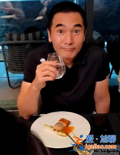 周润发袁咏仪关系怎么样?庆生现场搂抱袁咏仪索吻，发嫂不悦