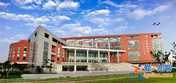 教师被举报出轨多位学生，学校决定辞退[出轨学生]？