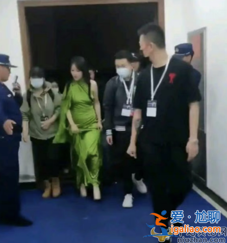 杨钰莹结婚了吗生孩子了吗?小腹隆起被疑怀孕