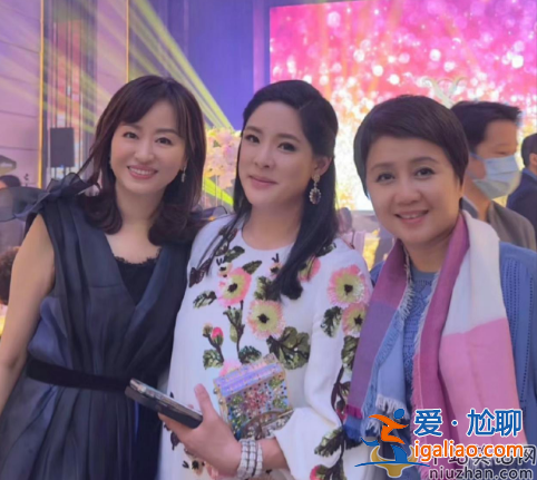 梁安琪与百亿名媛聚会，站最角落被抢风头，淡妆美貌出众