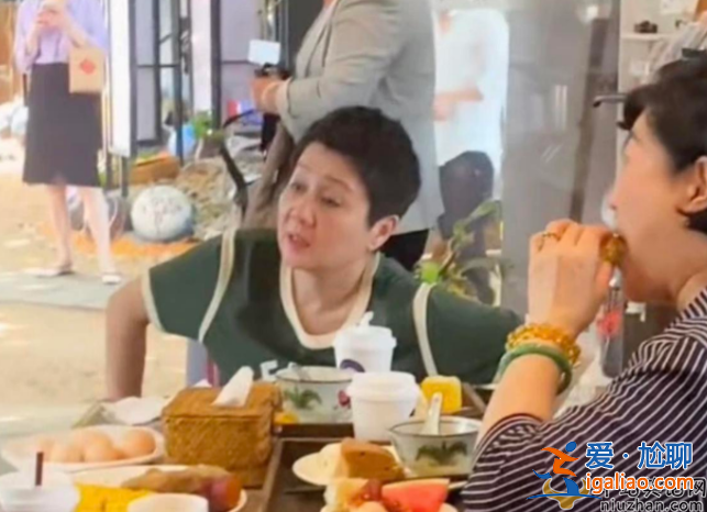 梁安琪与百亿名媛聚会，站最角落被抢风头，淡妆美貌出众