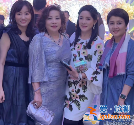 梁安琪与百亿名媛聚会，站最角落被抢风头，淡妆美貌出众