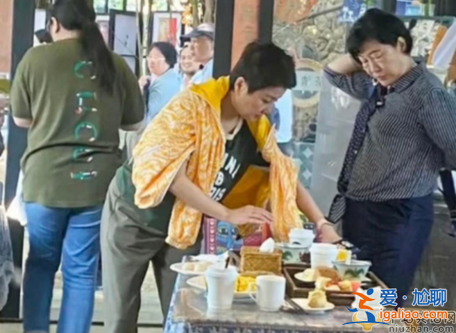 梁安琪与百亿名媛聚会，站最角落被抢风头，淡妆美貌出众