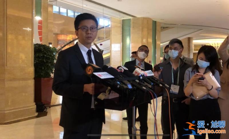 现在挨个发毛毯 用三语播报？
