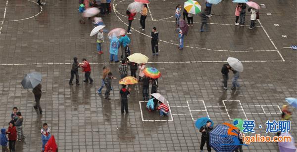 学生校外淋雨等待开门，学校不到点不让进校园[校外淋雨]？