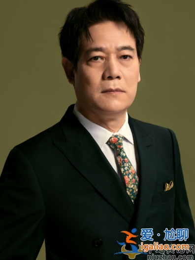 狂飙赵立冬出国度假，满头白发身姿挺拔，网友调侃犯错出逃海外