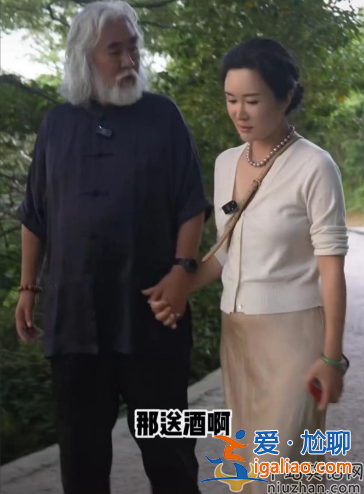 张纪中杜星霖生了几个孩子?曝张纪中爱妻又怀孕，十指紧牵秀恩爱