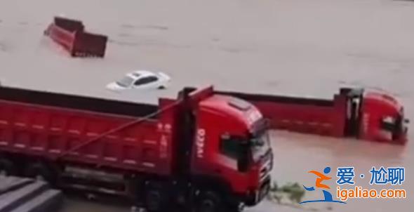 四川达州等地突降暴雨 网友拍摄有小车在街上被冲走？