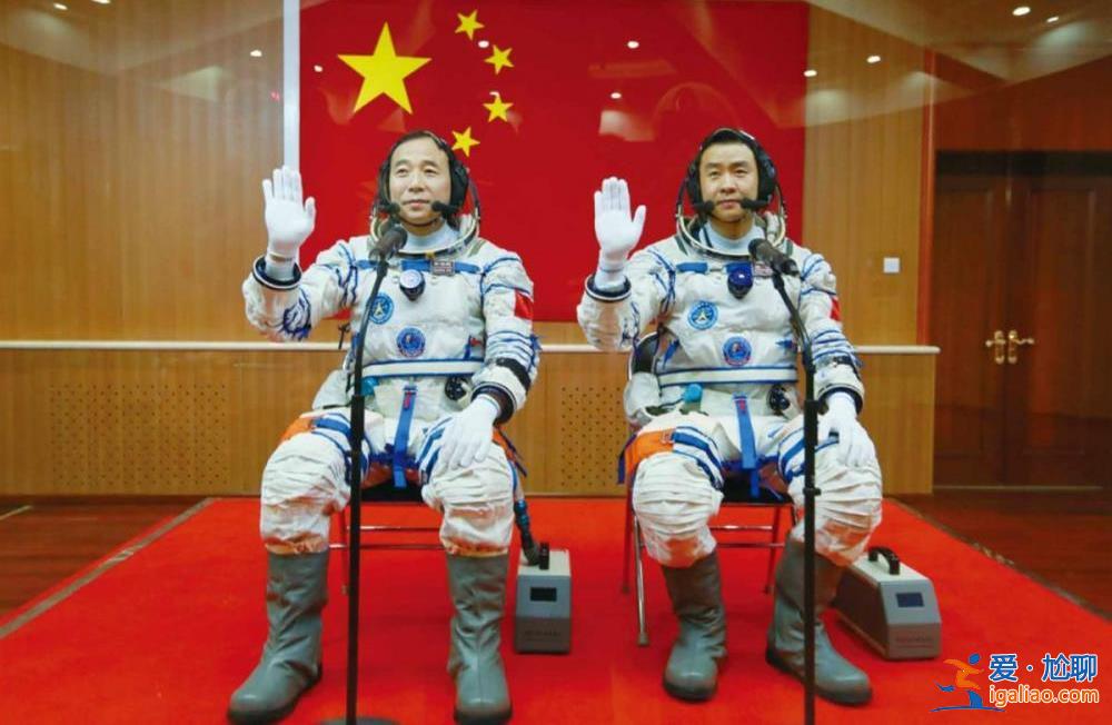 父母亲和亲友们非常激动？