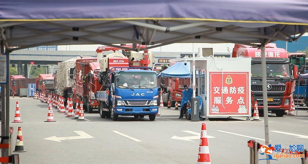夏收在即 上百台收割机不让下高速？河南安阳回应 安徽一地做法获赞？