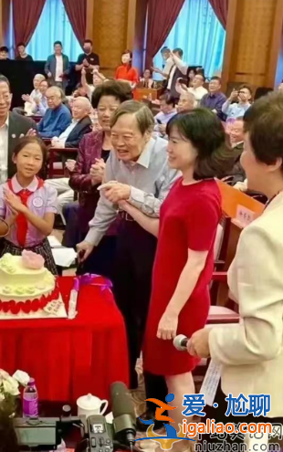 杨振宁最近身体情况怎么样?罕见露面满脸老年斑双眼耷拉