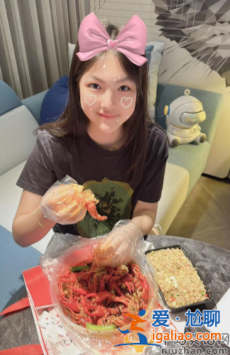 李湘怎样富养王诗龄?王诗龄回国过六一，浑身奢侈品变网红