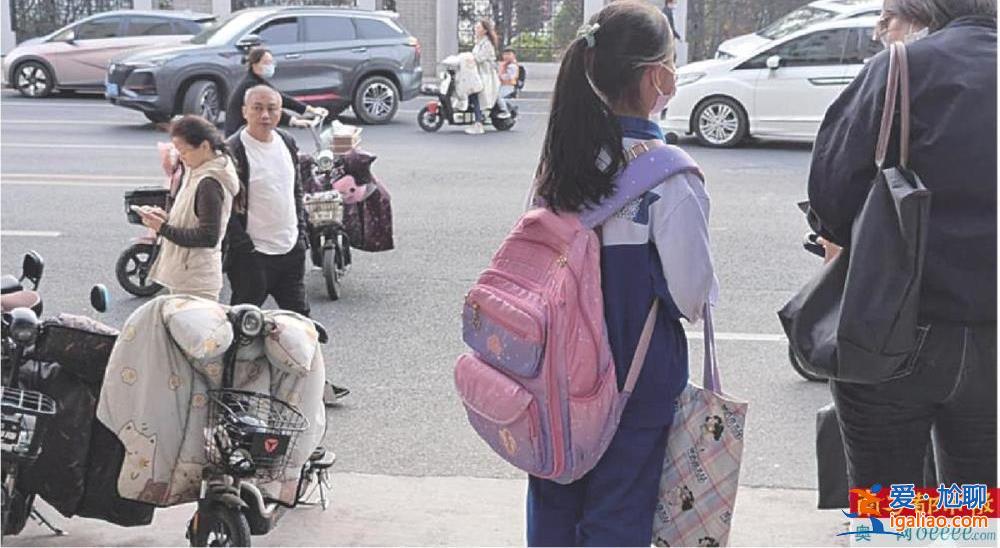 “妈妈 儿童节明明是小孩儿的节日 为什么要给大人表演节目?”？