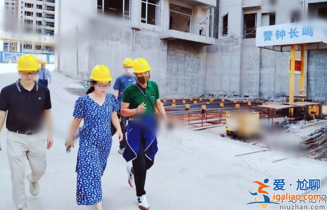 任达华近况曝光!内地买房戴安全视察工地，曾在广东遇刺受重伤