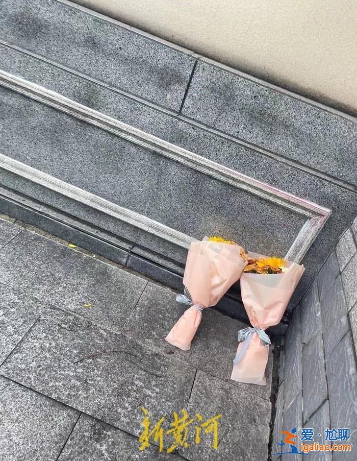 孩子父亲曾伤心过度 被用担架送医？