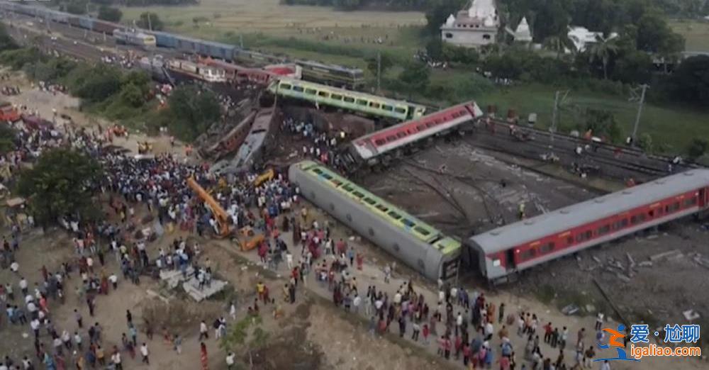 印度官员透露火车相撞疑似“人为失误” 或因“列车上错了轨道”？