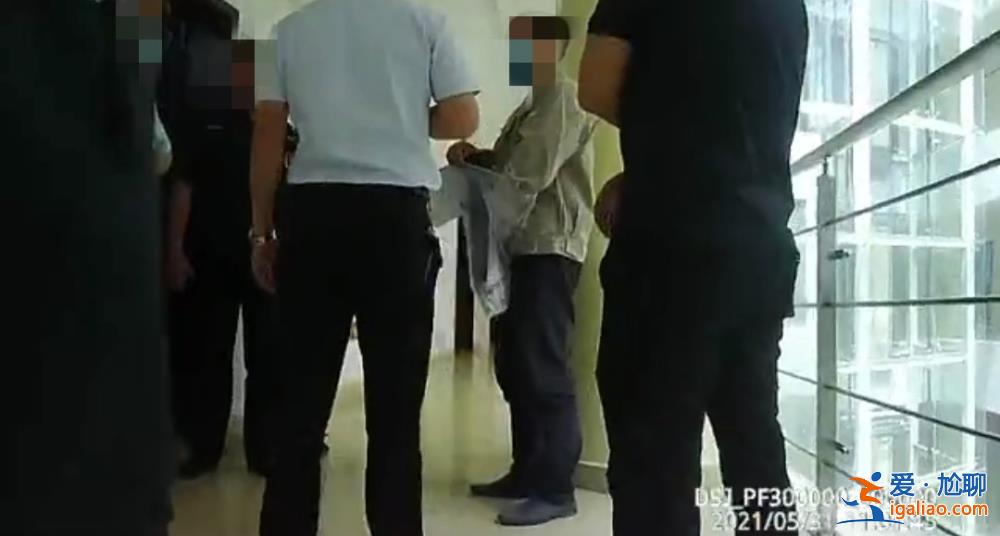 两男子戴纸帽被指“披麻戴孝维权”遭拘留 法院认定警方违法责令重查？