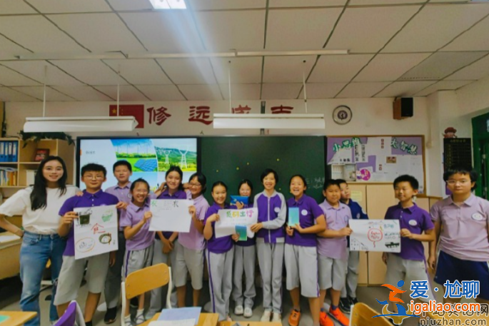 赌王幼女何超欣是做什么的?清华附小当老师穿着朴素气质清纯