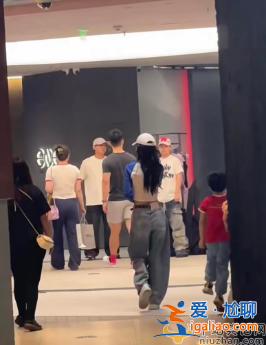 Baby近况曝光!独自带娃逛街，黄晓明忙和女友约会