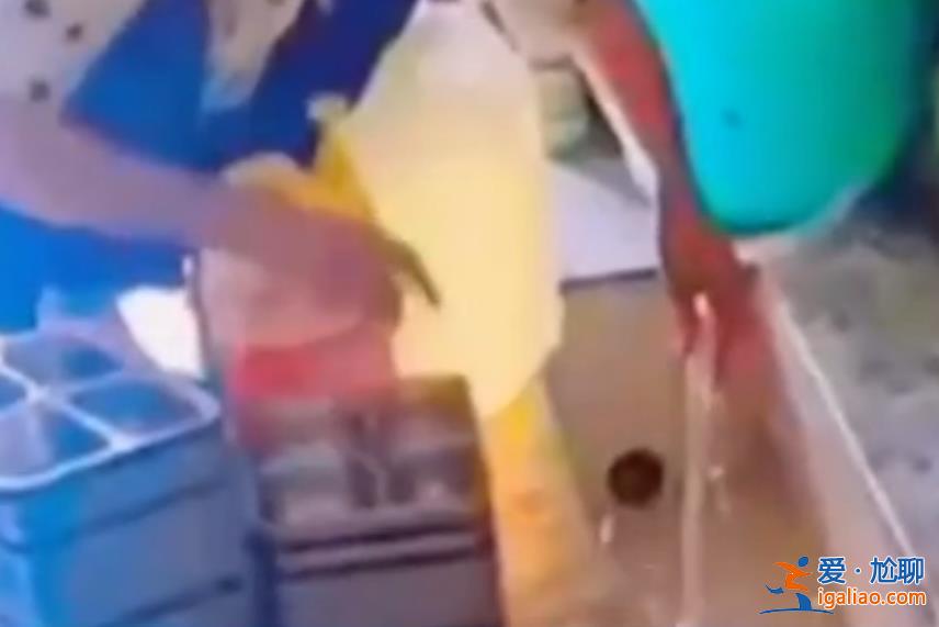 小便池里洗餐具？幼儿园园长自己吃得下这碗饭吗？