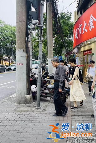 余秋雨夫妇罕见现身！手牵手低调逛街男方头发花白惹围观
