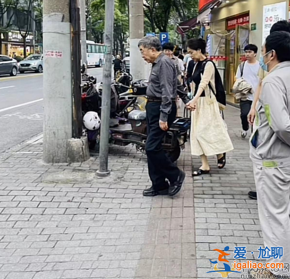 余秋雨夫妇罕见现身！手牵手低调逛街男方头发花白惹围观