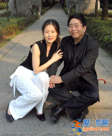 余秋雨夫妇罕见现身！手牵手低调逛街男方头发花白惹围观
