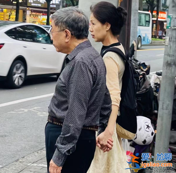 余秋雨夫妇罕见现身！手牵手低调逛街男方头发花白惹围观
