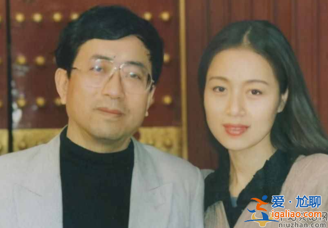 余秋雨夫妇罕见现身！手牵手低调逛街男方头发花白惹围观