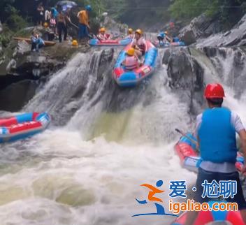 “差点淹死！全程靠自救 根本没人管”湖南一景区漂流船倾翻多人受伤？