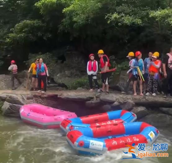 “差点淹死！全程靠自救 根本没人管”湖南一景区漂流船倾翻多人受伤？