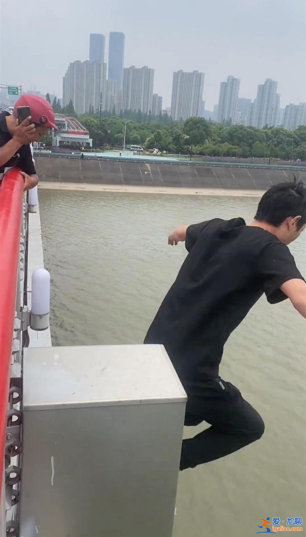 曾犹豫几秒 但再不跳人就会沉下去？