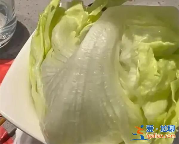 顾客吐槽海底捞半份生菜就两片 门店：菜品均按克重计算？