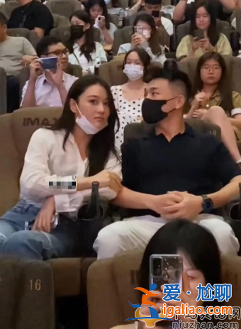 张馨予何捷罕见同框！夫妻俩大秀恩爱，网友留言太真实
