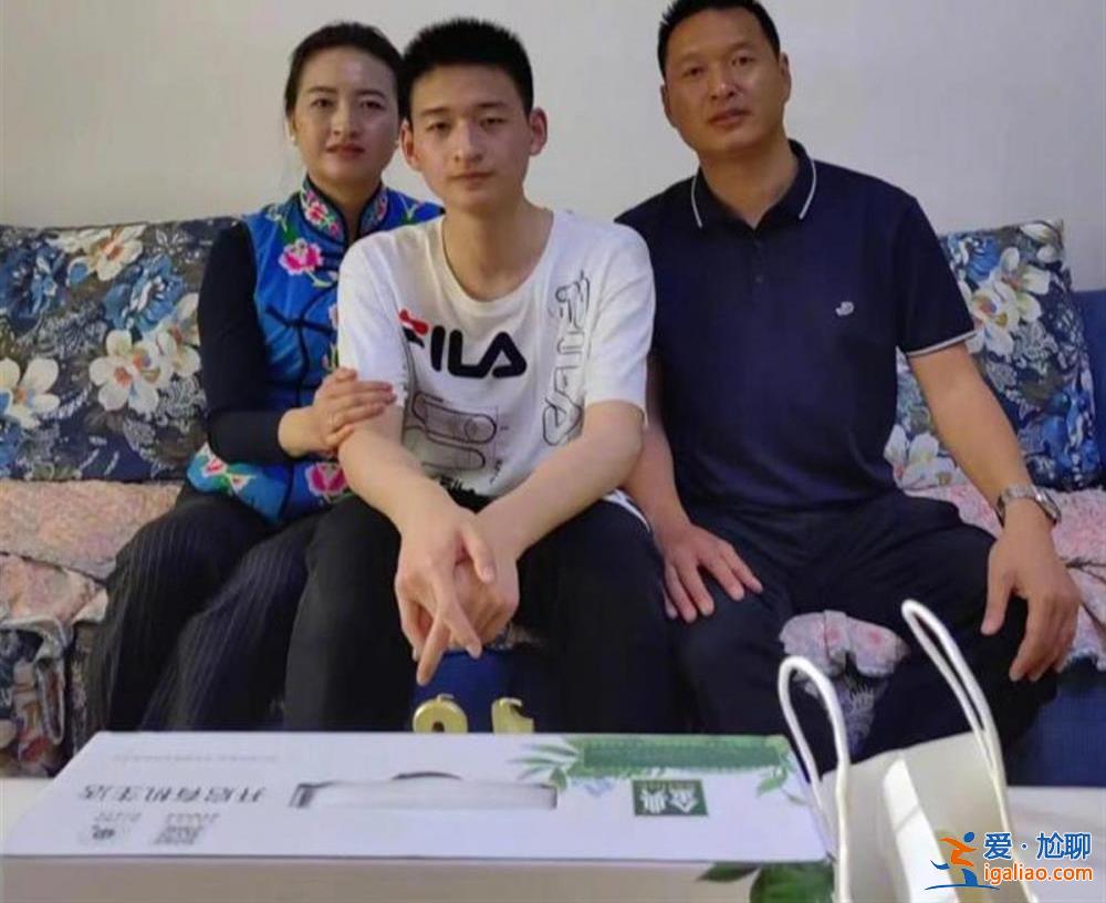 “敬礼娃娃”高考后接到清华北大招生电话 父母曾多次婉拒商业邀请？