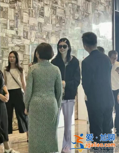 何猷君夫妇同框!奚梦瑶素颜曝光，面黄肌瘦嘴唇发白