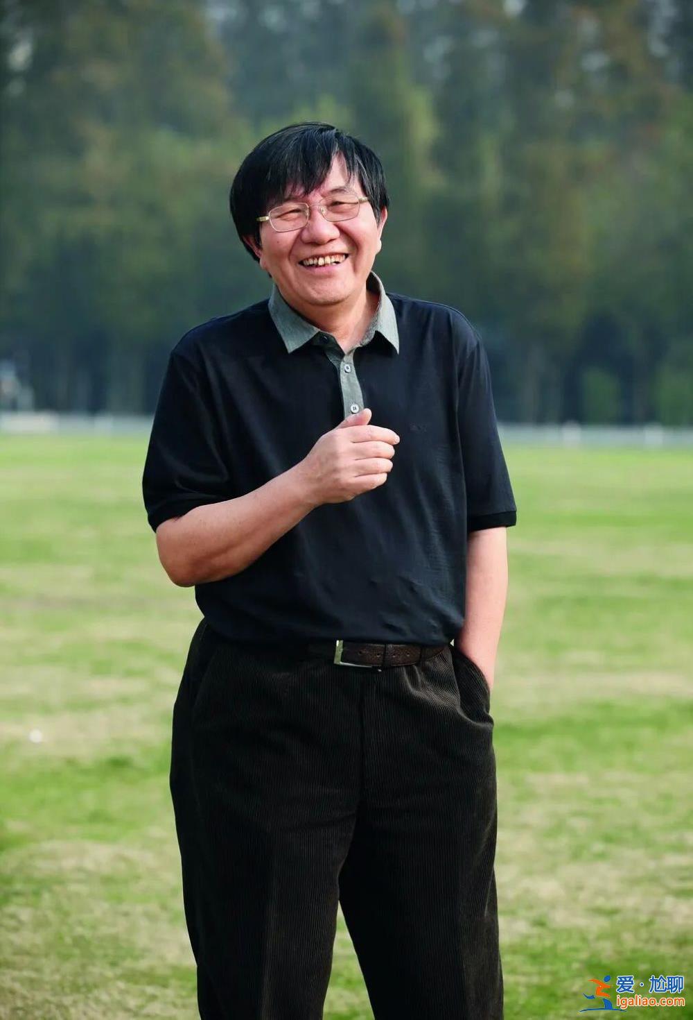 告诫女生“不要上文学的当” 72岁复旦教授又火了？